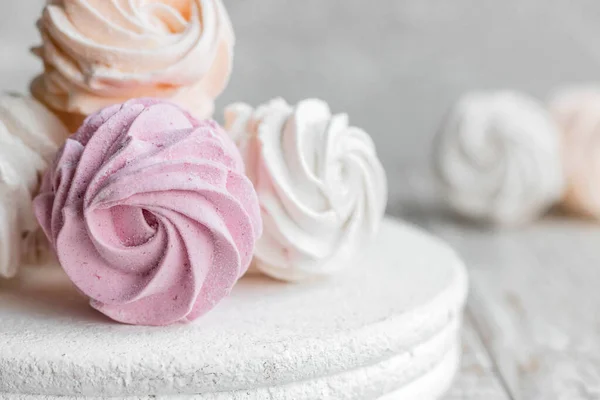 Ev yapımı marşmelovların değişik çeşitleri. Şeftali, pembe ve beyaz şekerlemeler..