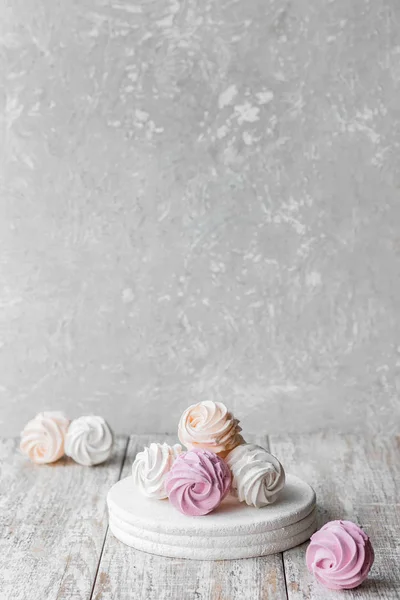 对不同口味的自制棉花糖进行了分类。 桃子、粉红和白棉花糖. — 图库照片