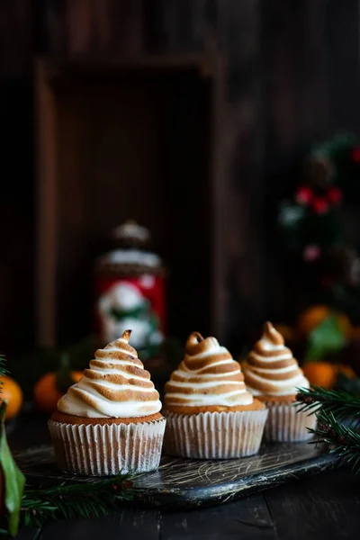 Zitrus-Cupcakes mit Zitronenlocken und einer Mütze aus Schweizer Baiser — Stockfoto