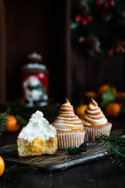 Zitrus-Cupcakes mit Zitronenlocken und einer Mütze aus Schweizer Baiser — Stockfoto