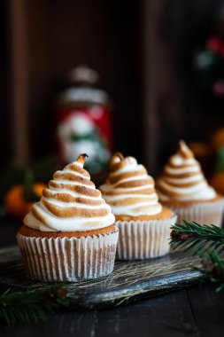 Limon bukleli Citrus kekleri ve İsviçre kremalı bir şapka.