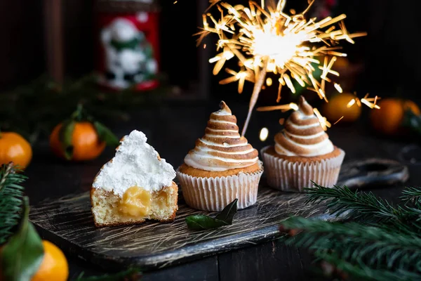 Limon bukleli Citrus kekleri ve İsviçre kremalı bir şapka.