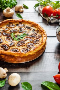Patates hamurunda et ve mantarlı jöleli turta.