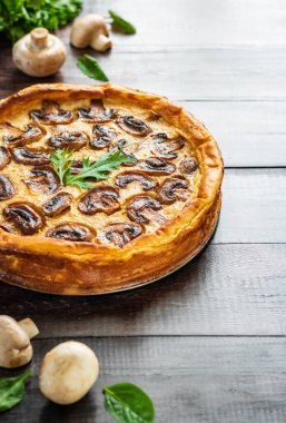 Patates hamurunda et ve mantarlı jöleli turta.