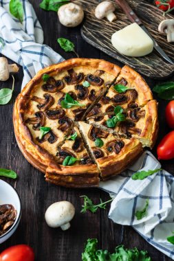 Patates hamurunda et ve mantarlı jöleli turta.