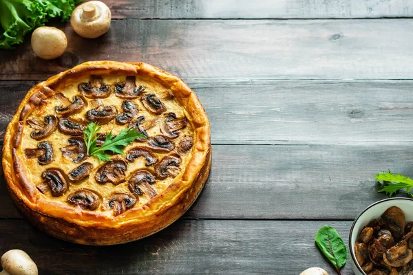 Patates hamurunda et ve mantarlı jöleli turta.