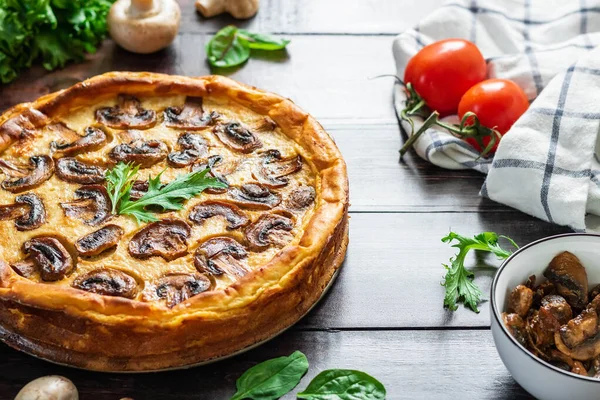 Patates hamurunda et ve mantarlı jöleli turta.