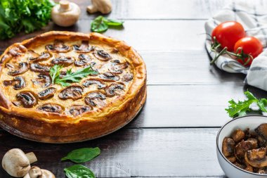 Patates hamurunda et ve mantarlı jöleli turta.