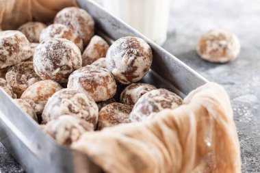 Kutunun içinde çikolatalı mini zencefilli kurabiye..