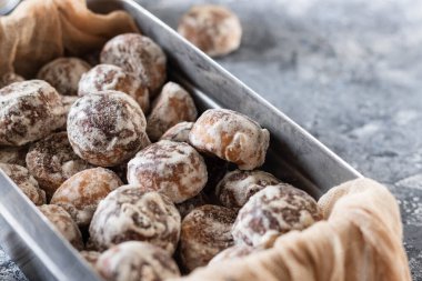 Kutunun içinde çikolatalı mini zencefilli kurabiye..