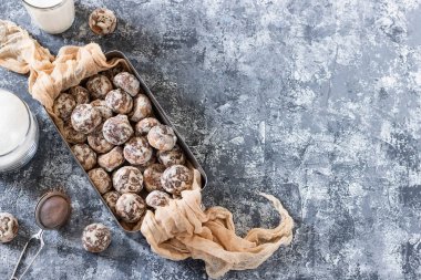 Kutunun içinde çikolatalı mini zencefilli kurabiye..