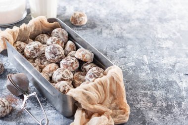 Kutunun içinde çikolatalı mini zencefilli kurabiye..