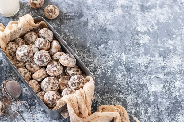 Шоколадное мини пряничное печенье в жестяной коробке . — стоковое фото