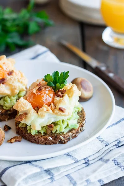 O ovo do Orsini ao pequeno-almoço. Café da manhã leve e saudável feito de alimentos simples . — Fotografia de Stock