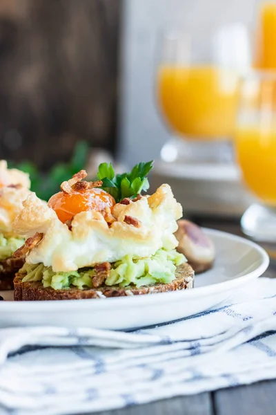 O ovo do Orsini ao pequeno-almoço. Café da manhã leve e saudável feito de alimentos simples . — Fotografia de Stock