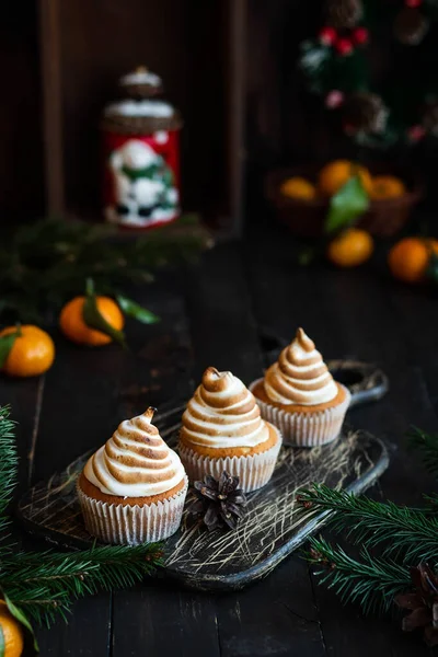 Zitrus-Cupcakes mit Zitronenlocken und einer Mütze aus Schweizer Baiser — Stockfoto