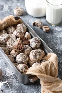 Kutunun içinde çikolatalı mini zencefilli kurabiye..