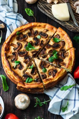 Patates hamurunda et ve mantarlı jöleli turta.