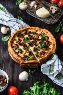 Patates hamurunda et ve mantarlı jöleli turta.