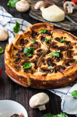 Patates hamurunda et ve mantarlı jöleli turta.