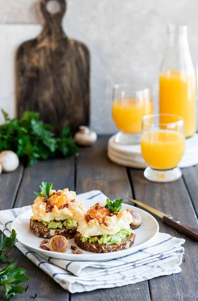 O ovo do Orsini ao pequeno-almoço. Café da manhã leve e saudável feito de alimentos simples . — Fotografia de Stock