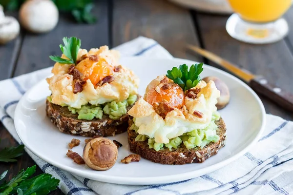 Uovo di Orsinis per colazione. Luce colazione sana a base di cibi semplici . — Foto Stock