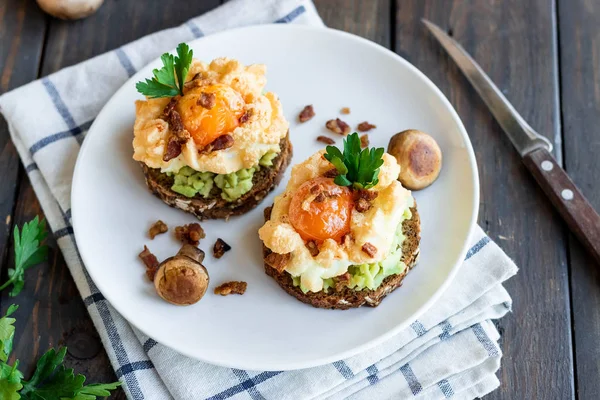 Kahvaltıda Orsinis yumurtası. Basit yiyeceklerden yapılmış hafif sağlıklı kahvaltı..