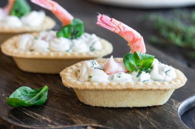 Baharatlı krem peynirli tart ve karides.