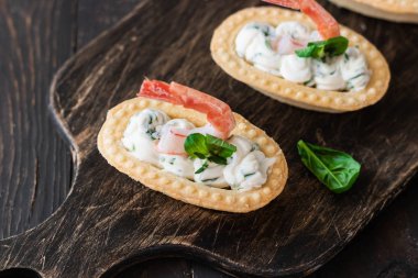 Baharatlı krem peynirli tart ve karides.