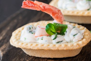 Baharatlı krem peynirli tart ve karides.