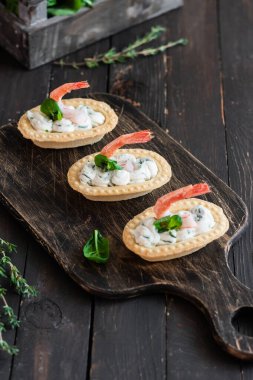 Baharatlı krem peynirli tart ve karides.