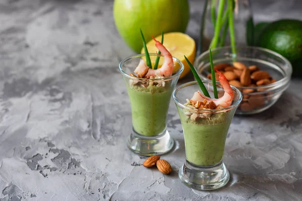 Mousse de abacate e maçã verde com camarão e amêndoas — Fotografia de Stock
