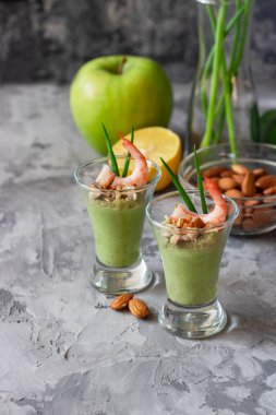 Avokado ve yeşil elmalı mus, karides ve bademli.