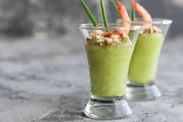 Mousse de abacate e maçã verde com camarão e amêndoas — Fotografia de Stock