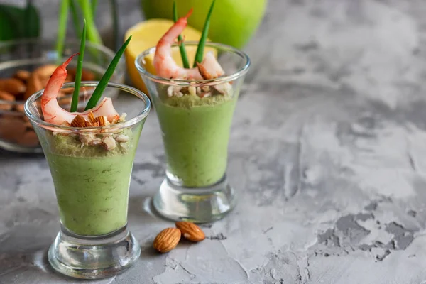 Mousse de abacate e maçã verde com camarão e amêndoas — Fotografia de Stock