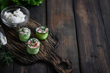 Ziyafet için atıştırmalık - salatalık sarması.