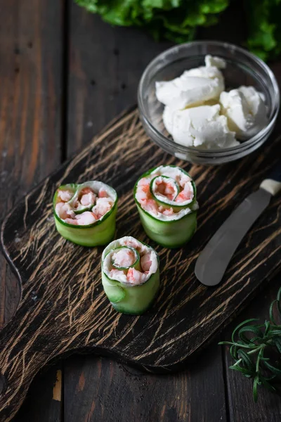 Snack für Bankette - Gurkenrolle. — Stockfoto