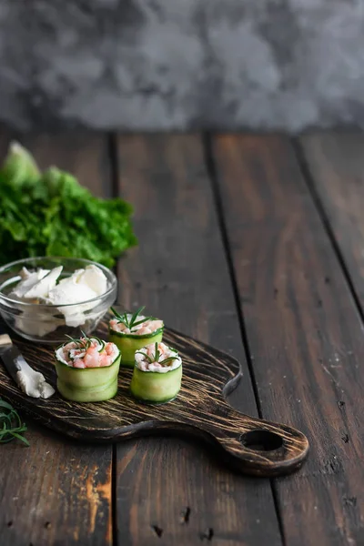 Snack para banquetes - rollo de pepino . — Foto de Stock