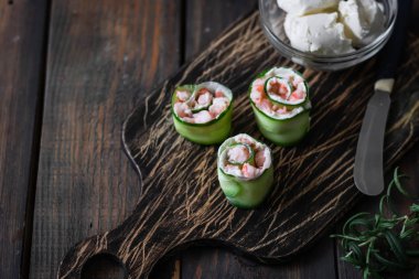 Ziyafet için atıştırmalık - salatalık sarması.