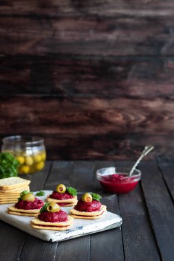 Pancar kraker üzerinde çeşni. Orijinal bir parti atıştırmalığı.