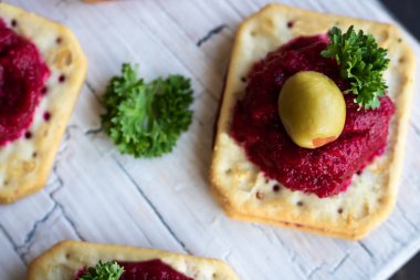 Pancar kraker üzerinde çeşni. Orijinal bir parti atıştırmalığı.