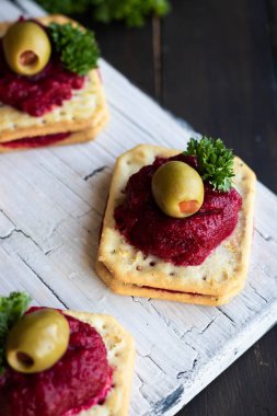 Pancar kraker üzerinde çeşni. Orijinal bir parti atıştırmalığı.