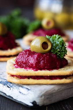 Pancar kraker üzerinde çeşni. Orijinal bir parti atıştırmalığı.