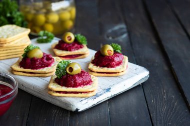 Pancar kraker üzerinde çeşni. Orijinal bir parti atıştırmalığı.