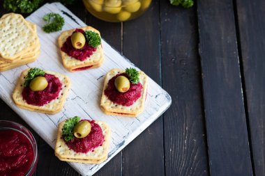 Pancar kraker üzerinde çeşni. Orijinal bir parti atıştırmalığı.