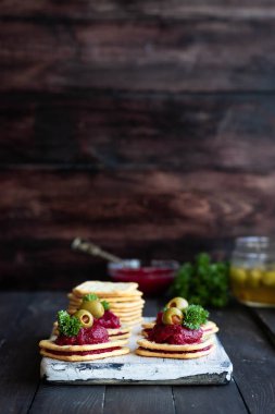 Pancar kraker üzerinde çeşni. Orijinal bir parti atıştırmalığı.