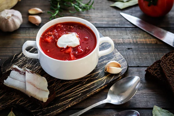 Borsch z czerwoną fasolą i duszoną wołowiną. — Zdjęcie stockowe