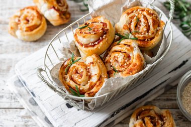 Unsweetened snails and puff pastry with bacon, sesame seeds and rosemary.