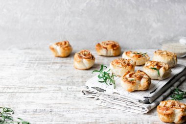 Unsweetened snails and puff pastry with bacon, sesame seeds and rosemary.