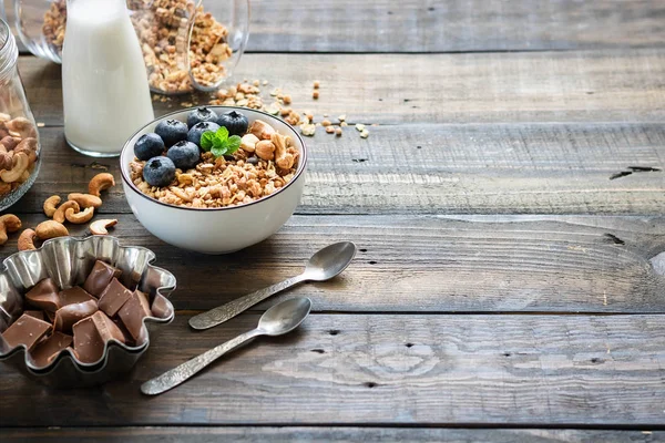 Noz de chocolate caseiro Granola com mirtilos frescos . — Fotografia de Stock